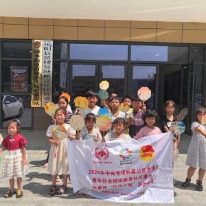 【青春社区·伙伴计划】传承非遗匠心 共绘漆扇雅韵天中义工伙伴计划走进泌阳县苗楼社区开展非遗漆扇制作活动