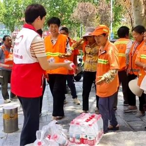 一瓶水清凉一座城！巩义爱心桥：炎炎夏日送清凉，真情关爱环卫园林工