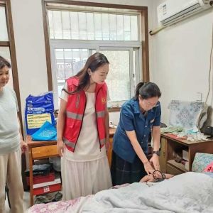 巩义市锦园社区开展 “邻里守望，清凉互助”老人义诊活动