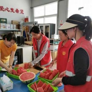 巩义市货场路社区工会开展夏送清凉志愿服务活动