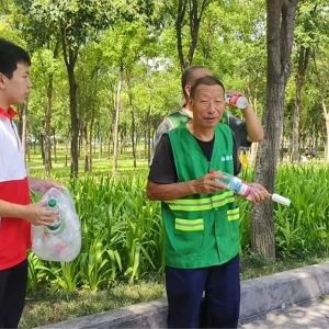 巩义中学生走上街头献爱心，为环卫园林工人送清凉