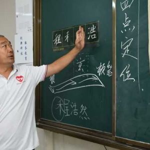 开学第一天开封市义工协会书法支教谱新篇