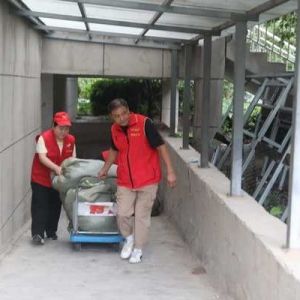 开封市义工协会联合多方力量向乡村学校捐衣470多件