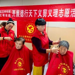 巩义高尚公益：爱心义剪送服务 情暖共乐护理院
