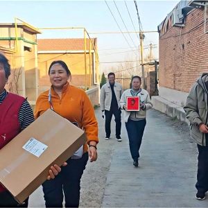 千里之外捐赠猕猴桃 巩义河洛志愿者协会把温暖送到老兵家中