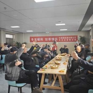 冬至暖阳 饺香情长——巩义市杜甫路街道安康社区开展冬至送温暖活动