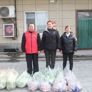 开封市义工协会携手爱心人士向乡村敬老院捐爱心菜