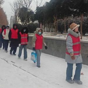巩义市货场路社区工会驿站开展“寒冬送温暖”志愿服务活动