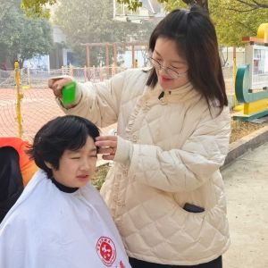 暖阳照童心 爱心伴成长