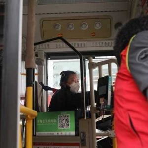 开封市义工协会携手爱心商家振河商业城开展腊八节送爱心粥活动