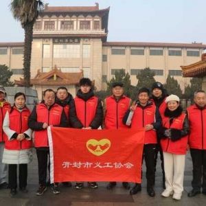 开封市义工协会携手爱心人士为乡村学校的同学们送去新年礼物