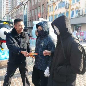 冬日暖心传温情 龙江旅游雷锋车队为冰城“小金豆”送暖护航