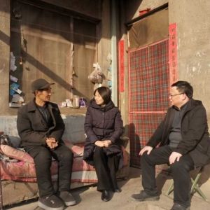 荥阳法院院长走访慰问困难群众