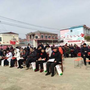 马年新春第一宴，西平小年饺子香，百位老人拍下“最美全家福”