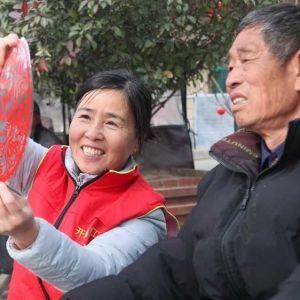 开封市义工协会开展向乡村敬老院送春联活动