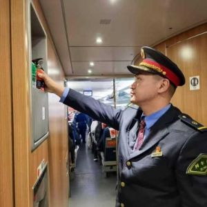 人民铁路为人民 安全运输第一位  郑州客运段高铁四队车队优质服务纪实