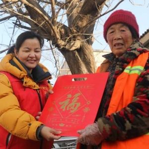 开封市义工协会春节前向一线环卫工人送春联大礼包