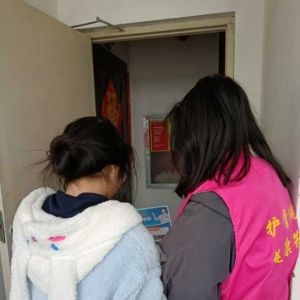 【郑州】中牟县东润华景：2月23日中午暖心开展“护骨现在做 健康为家国”公益活动