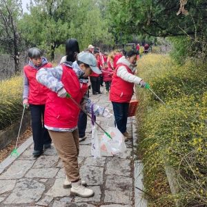 爱心充满电，垃圾带下山！辉县义工守护绿水青山