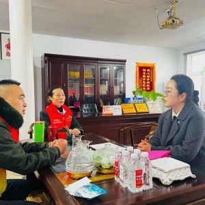 特别的礼物送给最美的“志愿红”——县妇联提前为巾帼志愿者送节礼