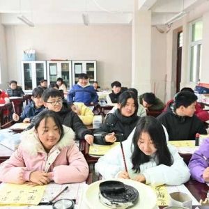 开封市义工协会新年书法支教第一课开讲了