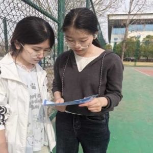 【郑州】3月24日王梦瑶开展第1场“护骨现在做 健康为家国”公益活动