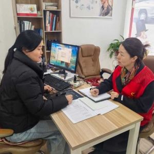 巩义市桐和社区工会驿站开展“指尖织暖 邻里赋能”钩织公益课堂