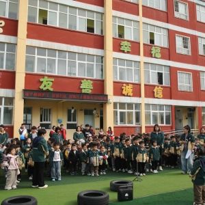 童心学雷锋 萌娃传美德 ---遂平惠诚社工联合富强社区进校园活动