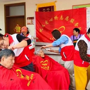 巩义爱心桥学雷锋志愿服务队开展义剪志愿服务活动
