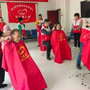 巩义爱心桥走进庄头村免费理发，为村中老人解决“头等大事”