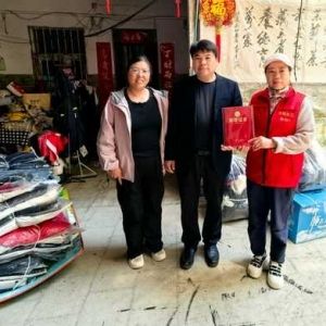 开封市义工协会向乡村学校捐衣500多件