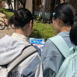 【洛阳】4月30日鲁佳怡和许利亚开展第3场“护骨现在做 健康为家国”公益活动