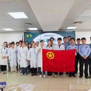 一方蓝白染青春 非遗匠心迎五四 ——虹口“公益100”非遗活动温暖一线青年