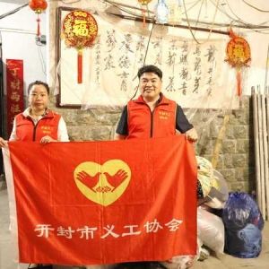 开封市义工协会节后第一天向乡村学校捐衣400多件