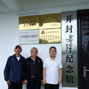 河南省聋协前主席、郑州市聋人协会李景明一行到开封雷锋纪念馆参观学习