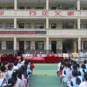 开封市义工协会成功在三所乡村小学建立爱心流动书橱