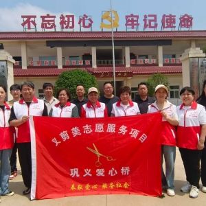 巩义爱心桥：志愿服务送温情 免费理发惠村民