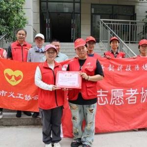开封市义工协会联合河南开封科技传媒学院向乡村学校捐衣一千多件