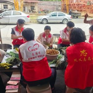 巩义爱心桥：粽香端午送温情 暖心致敬城市美容师