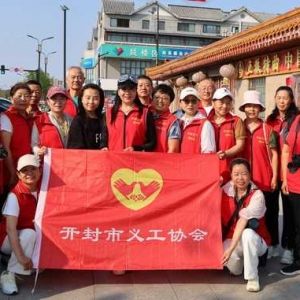 开封市义工协会为14名遇困生发放13000元的爱心助学金