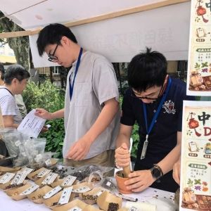 从“受助者”到“服务者”：孤独症青少年变身香囊使者，在复兴公园完成一场双向奔赴的融合实践