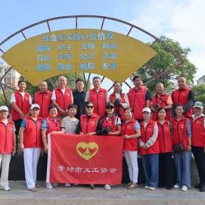 开封市义工协会向四个乡镇20名遇困生发放了16400元爱心助学金