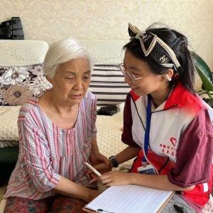 新疆理工职业大学联合喀什市石榴花开社工服务中心、新疆红石慈善基金会开展爱老助老、爱心传递暨推广国家通用语言文字社会实践活动