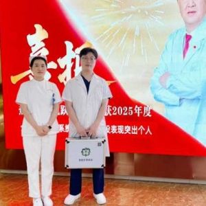 白衣天使送医上门 高龄患者感动流泪 河南省中医消化病医院张丹丹、王紫庆彰显白衣天使形象