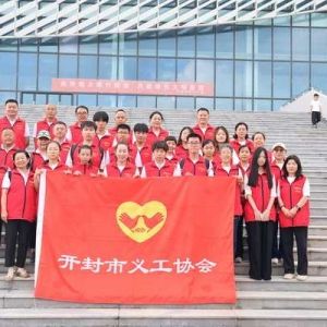 开封市40名义工为河南省篮球城际联赛开封站开展志愿服务活动