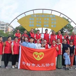 开封市义工协会为三个乡镇24名遇困生发放了22200元的爱心助学金