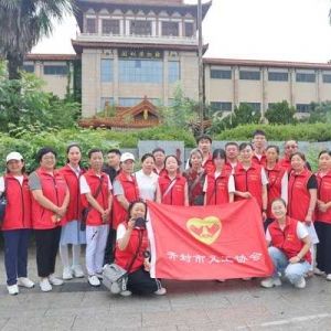 开封市义工协会为两个乡镇的27品学兼优家庭生活遇困生发放21600元爱心助学金